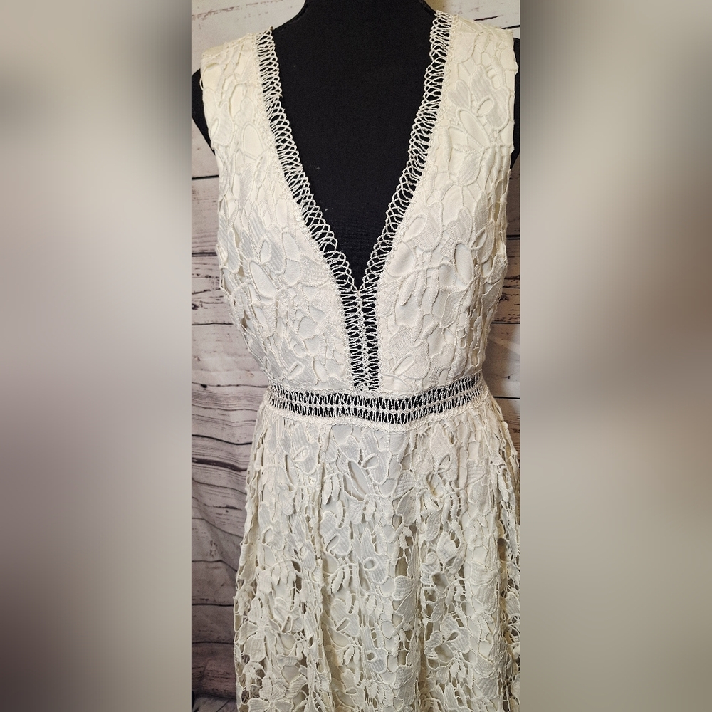 #978 Lulu's White Lace V-Neck  Midi Dress Sz.L - Picture 4 of 10